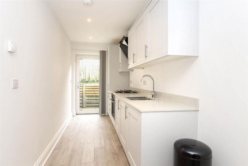 Property photo 3 of 11 Kitchen