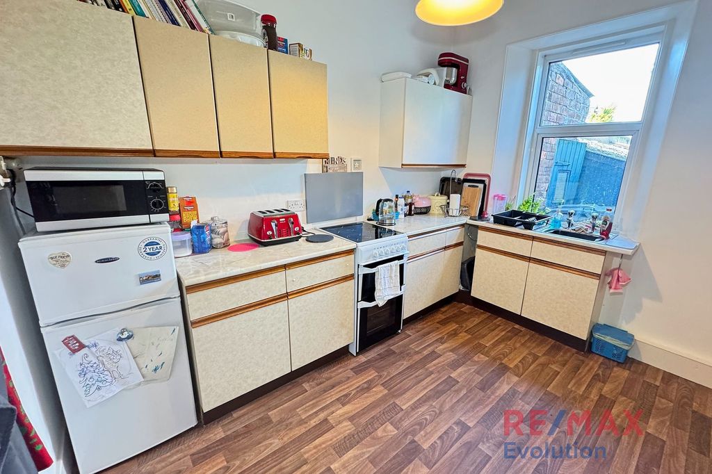 Property photo 3 of 10 Kitchen