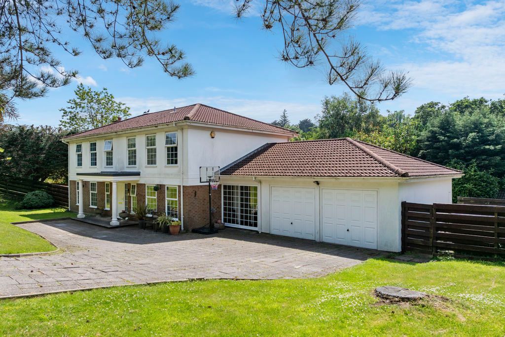 Property photo 3 of 32 2 River Vale