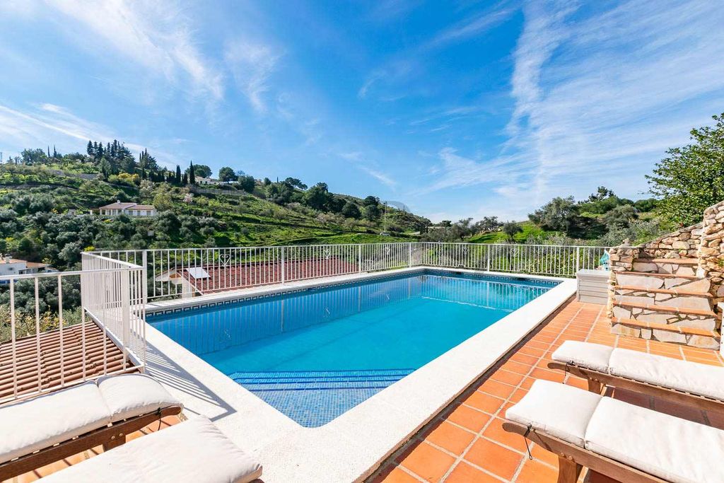 Property photo 2 of 18