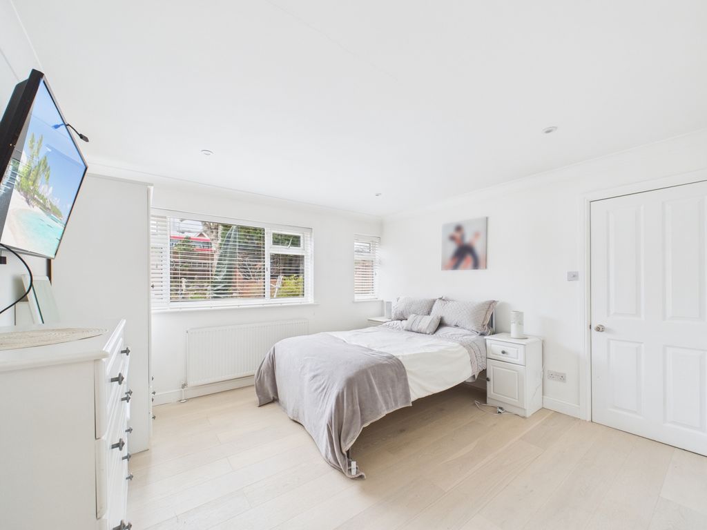 Property photo 3 of 7 Cam03750G0-Pr0080-Still003