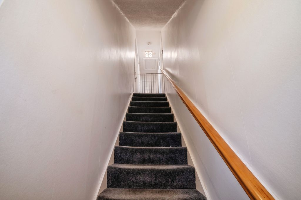 Property photo 3 of 14 Staircase