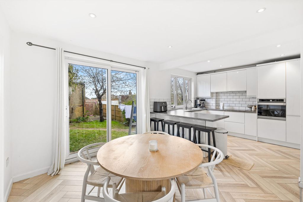 Property photo 3 of 11 Kitchen