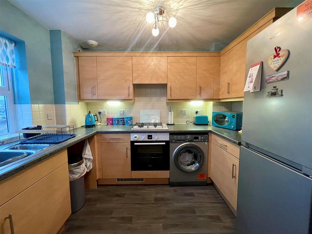 Property photo 3 of 8 Kitchen