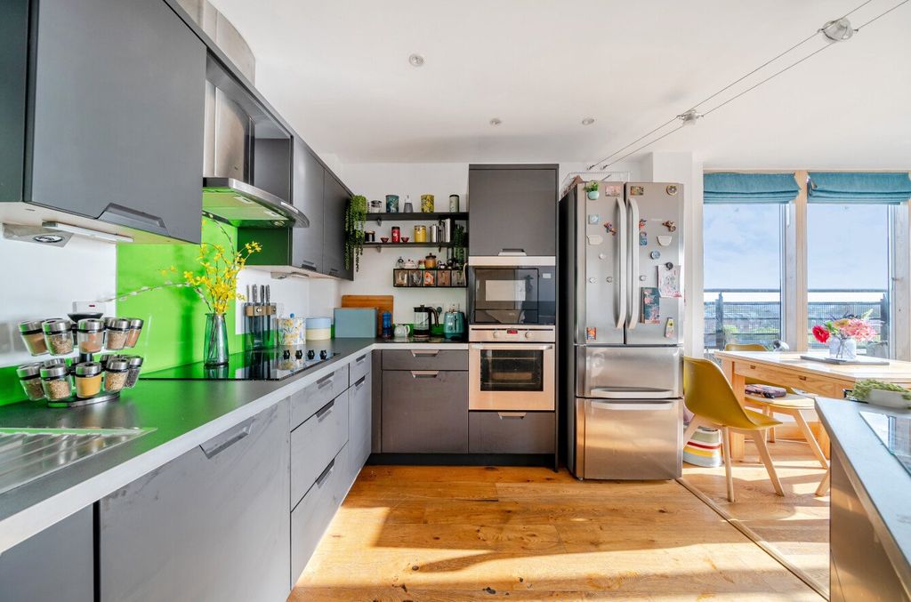 Property photo 3 of 11 Kitchen