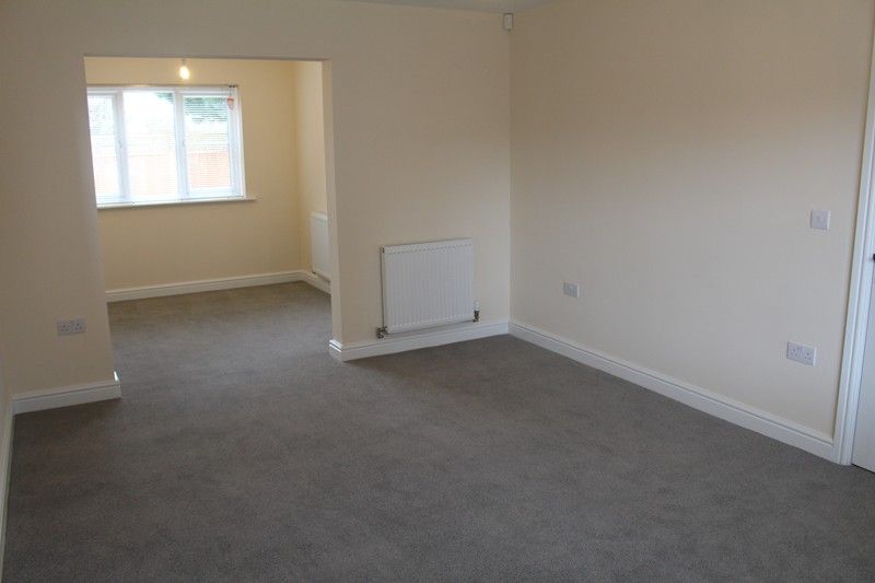 Property photo 3 of 10 Lounge (2)