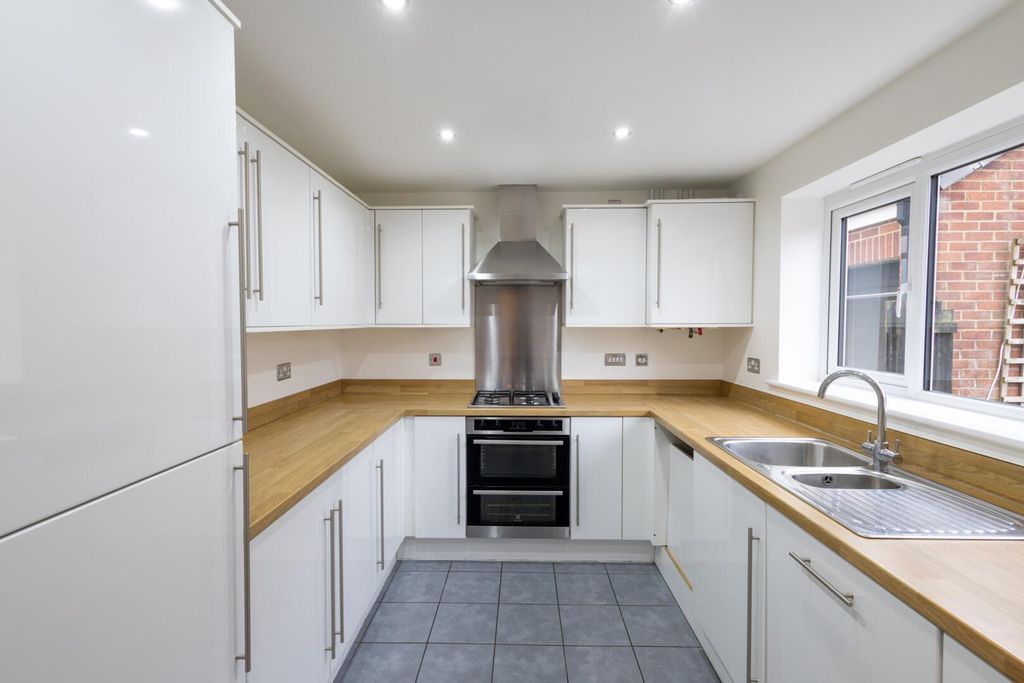Property photo 3 of 33 Kitchen