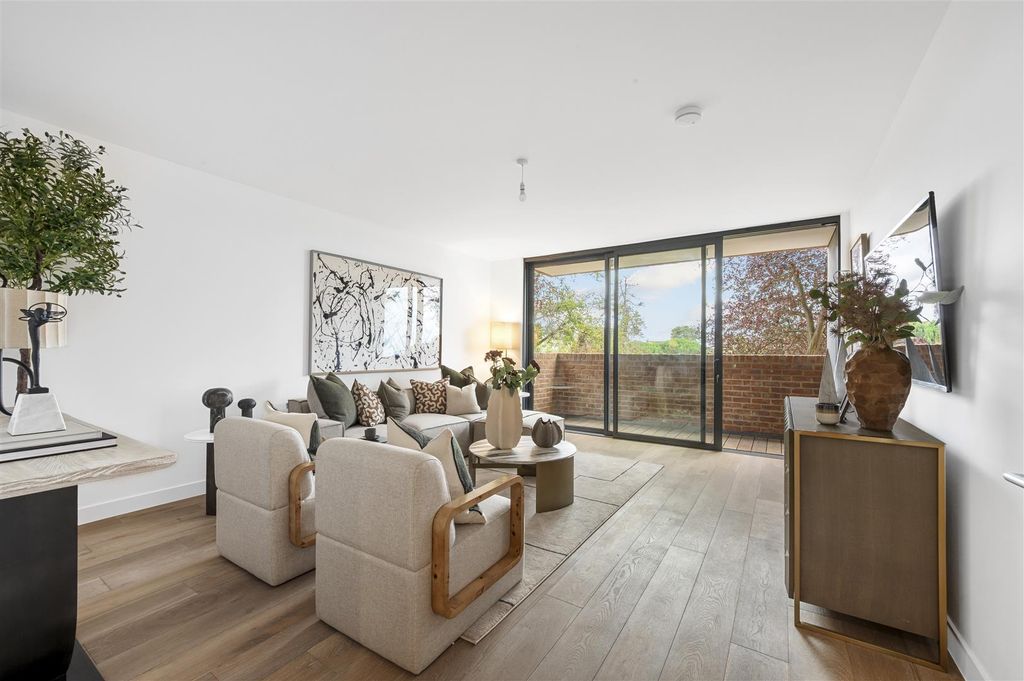 Property photo 1 of 8 Flat 1 Holland Court,8.Jpg