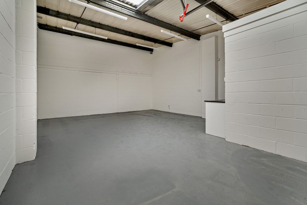 Property photo 3 of 15 8665773-Interior01-800