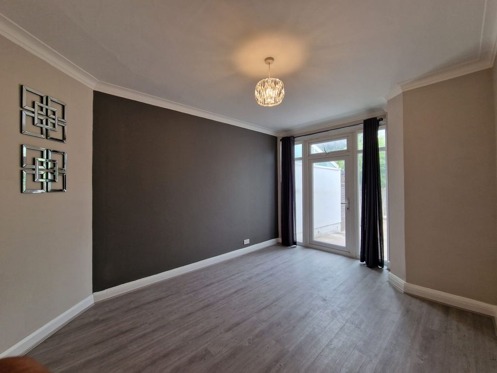 Property photo 3 of 8 Gallery