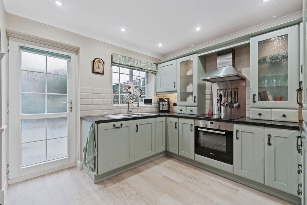 Property photo 2 of 28