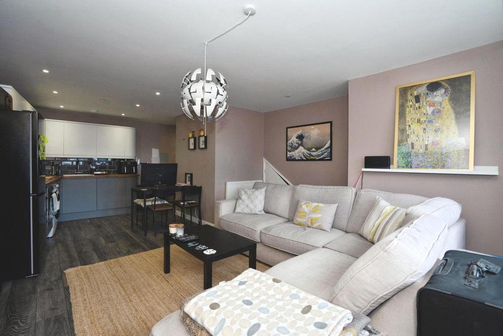 Property photo 3 of 21 Pbox-Img.Jpg