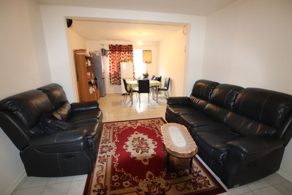 Property photo 2 of 9 Through Reception