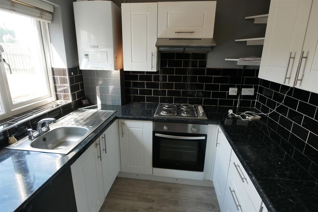 Property photo 3 of 7 Kitchen