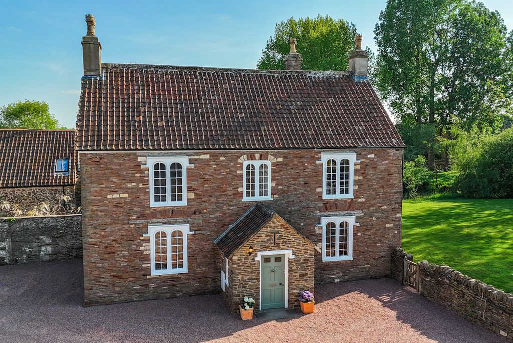 Property photo 2 of 34