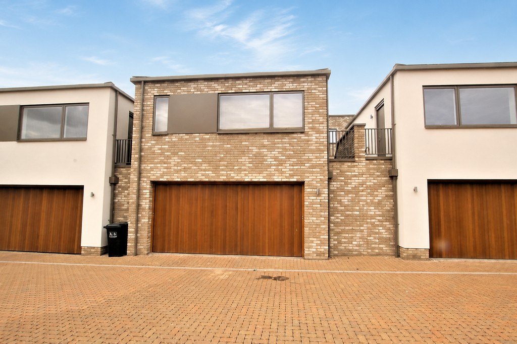 Property photo 3 of 22 Garage & Annexe
