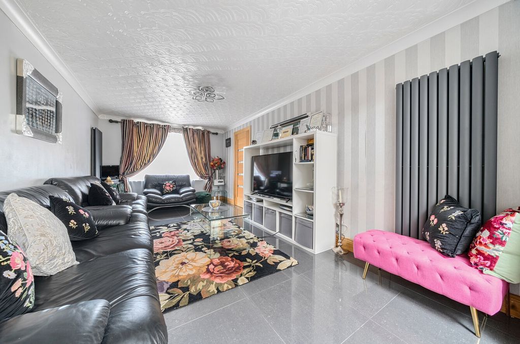 Property photo 2 of 21 1325546-21-687F73...