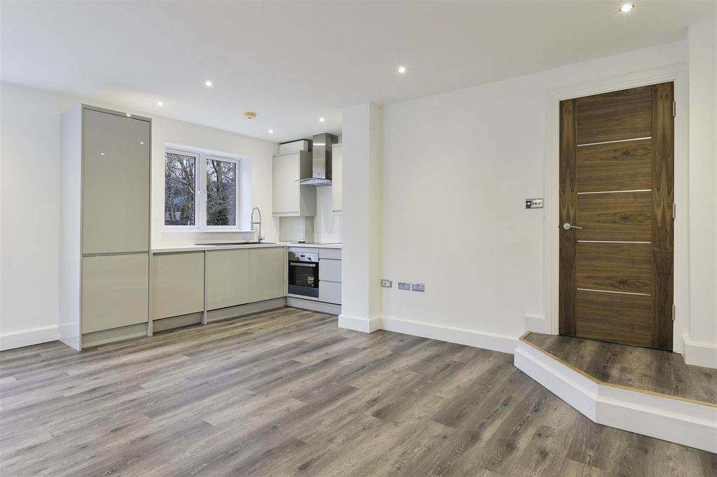 Property photo 3 of 14 Lynwood Oaks Flat 2 - (8).Jpg