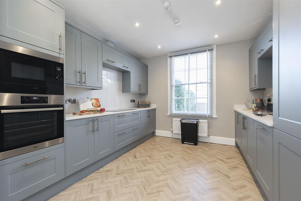 Property photo 3 of 16 77 St Georges Place-025.Jpg