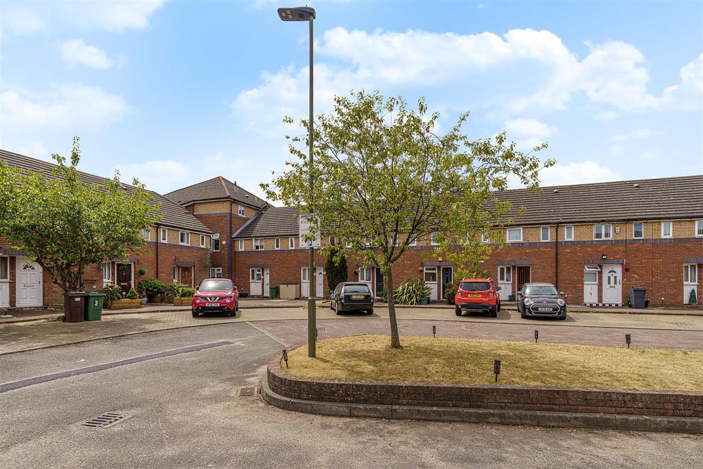 Property photo 3 of 9 Beeches Close-9.Jpg