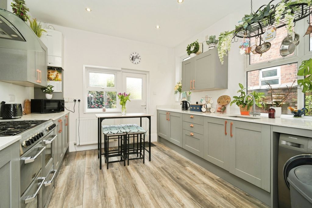 Property photo 3 of 18 Kitchen