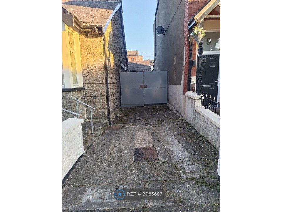 Property photo 3 of 17 Driveway