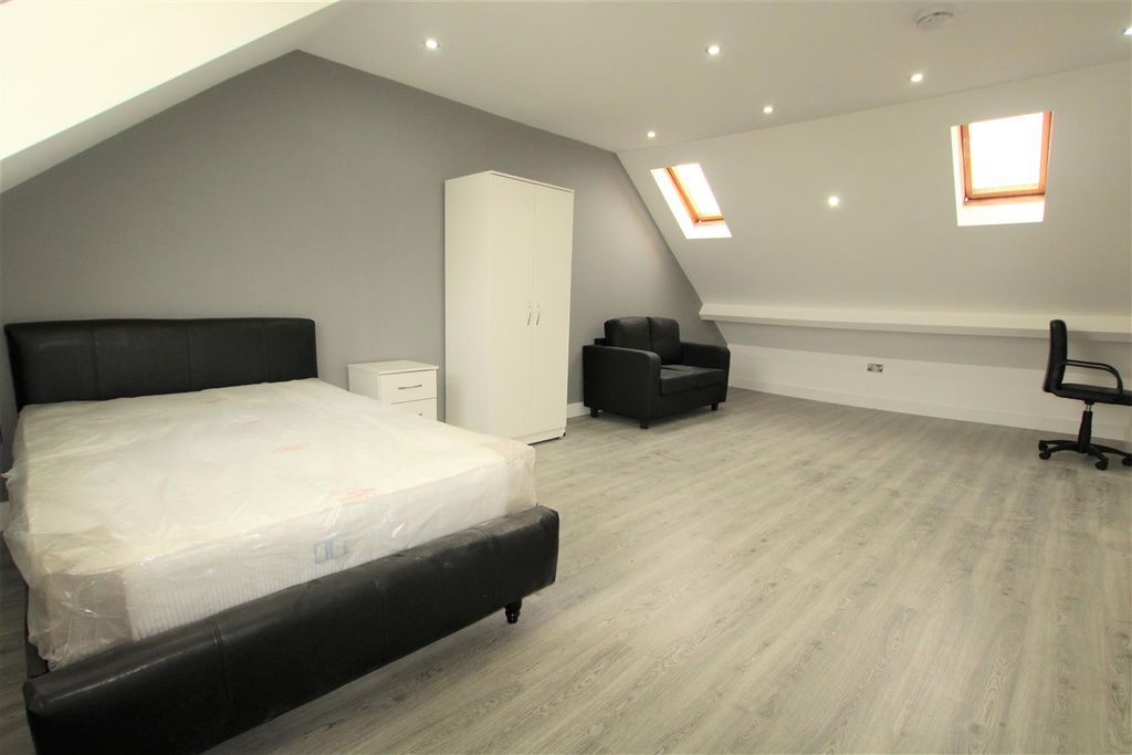 Property photo 1 of 8 Bedroom/Lounge