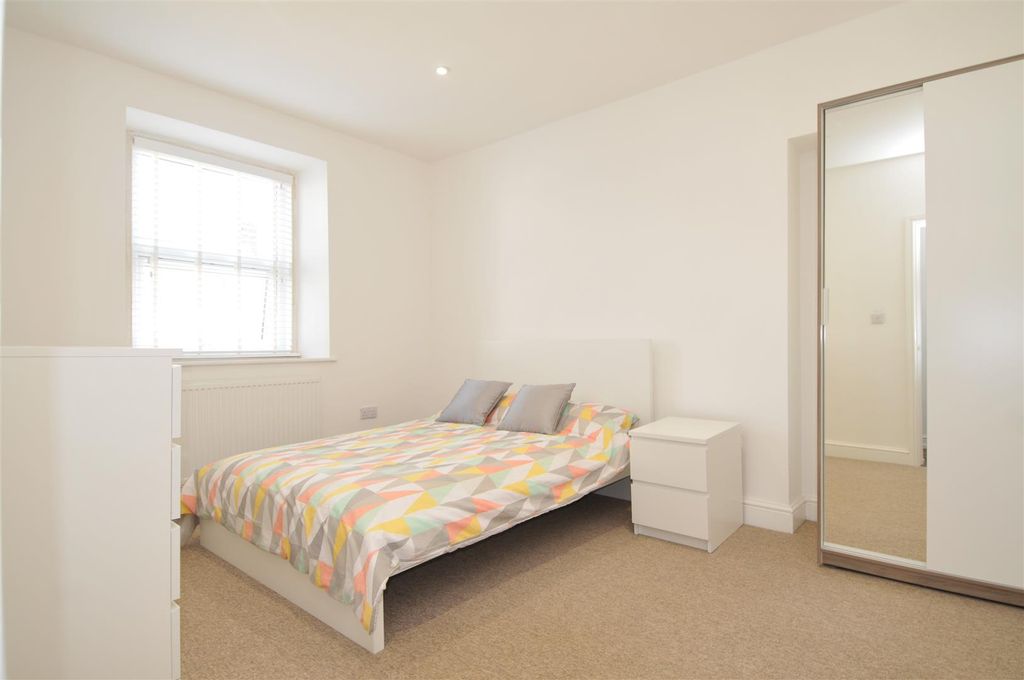 Property photo 3 of 4 18Addisonrdf5001.Jpg