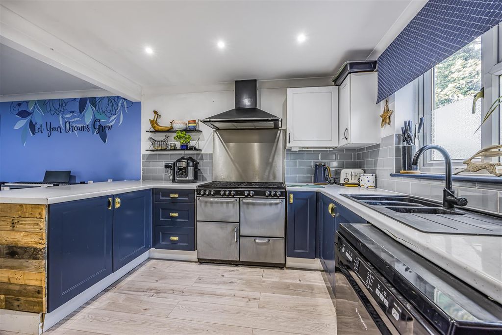 Property photo 2 of 19 47 Third Avenue, Havant-Porticomarketing-Nexa-20.J