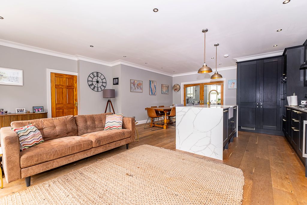 Property photo 2 of 32