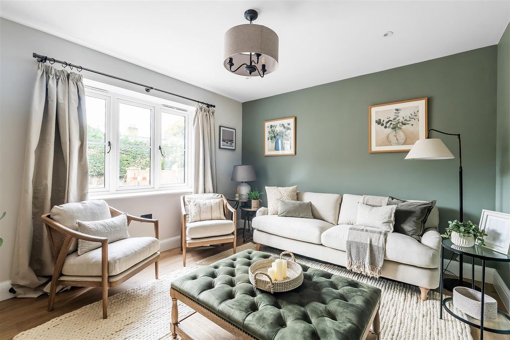 Property photo 3 of 19 Paddock-Grove-28.Jpg