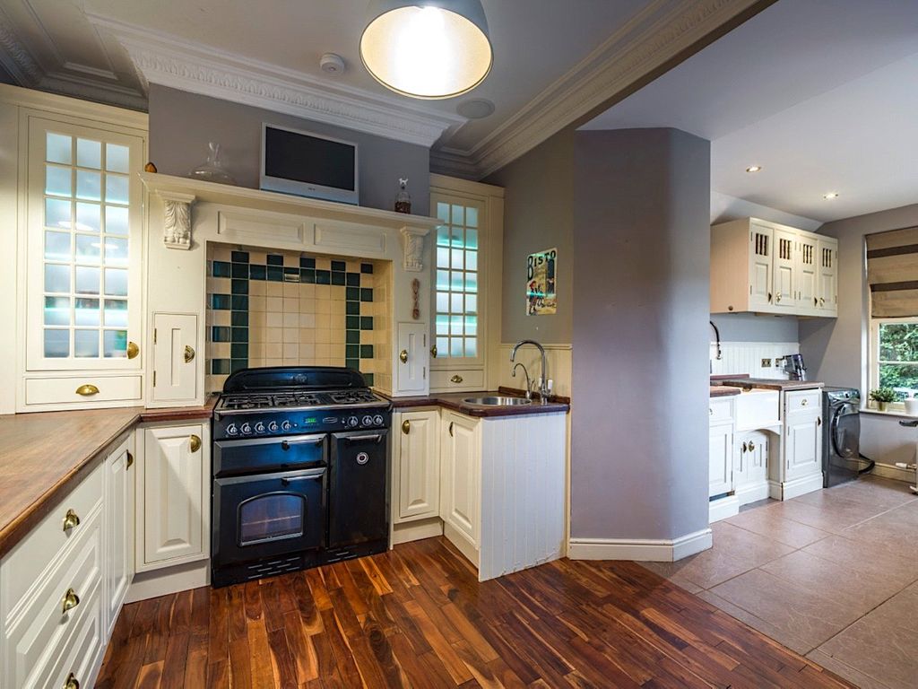 Property photo 3 of 11 Kitchen