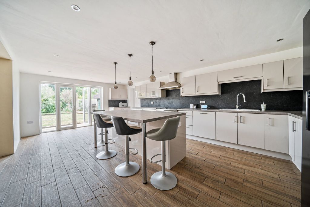 Property photo 2 of 20