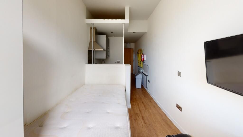 Property photo 1 of 4 A Small, Clean Bathroom With A WC And Minimal Deco...