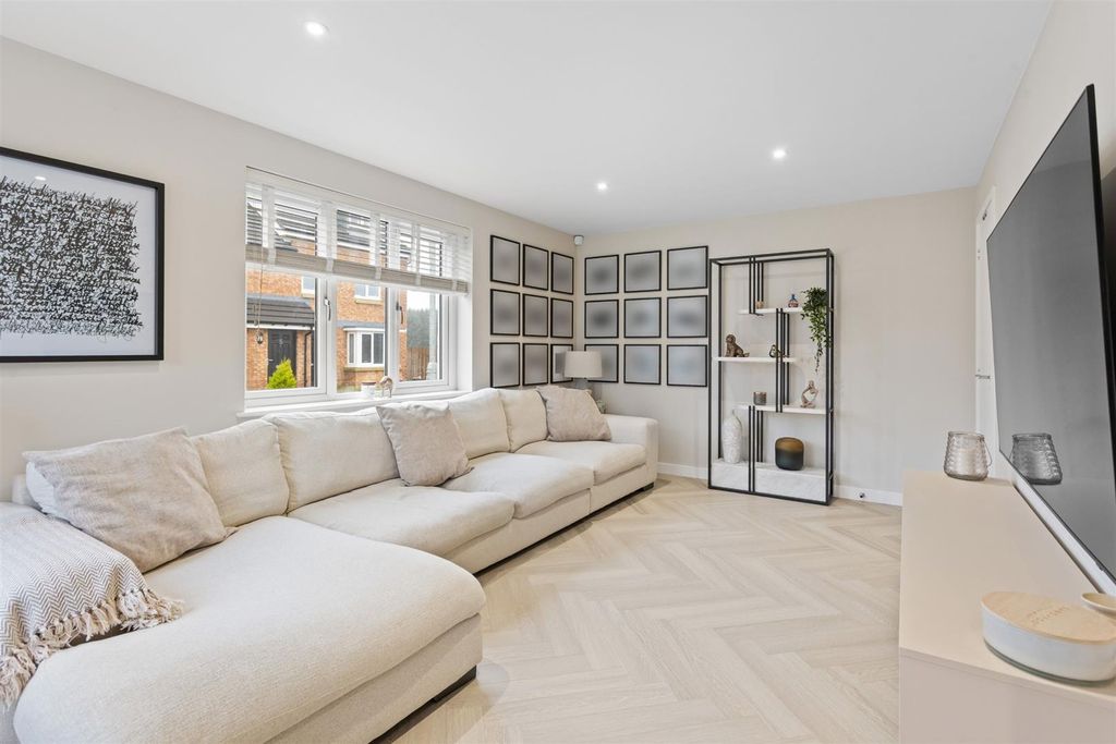 Property photo 2 of 39 2 Crawford Drive 08.Jpg