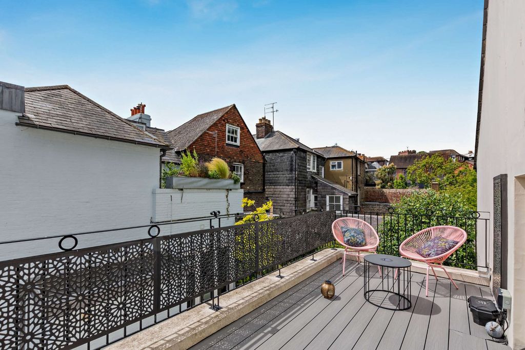 Property photo 2 of 20 Roof Terrace