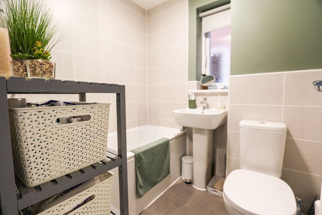 Property photo 3 of 13 Bathroom