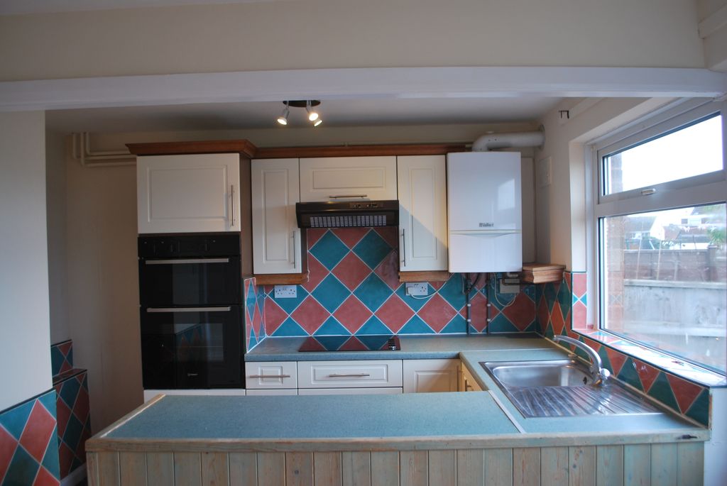 Property photo 2 of 7 Kitchen