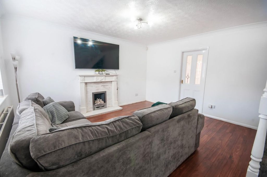 Property photo 2 of 32 Lounge