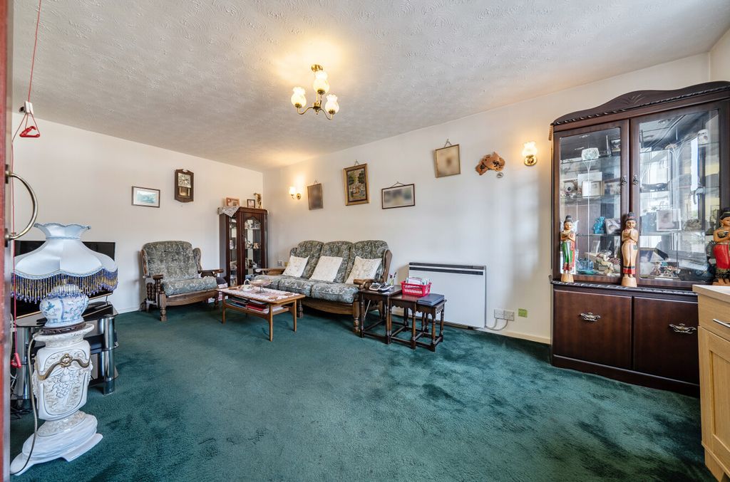 Property photo 3 of 8 Lounge5