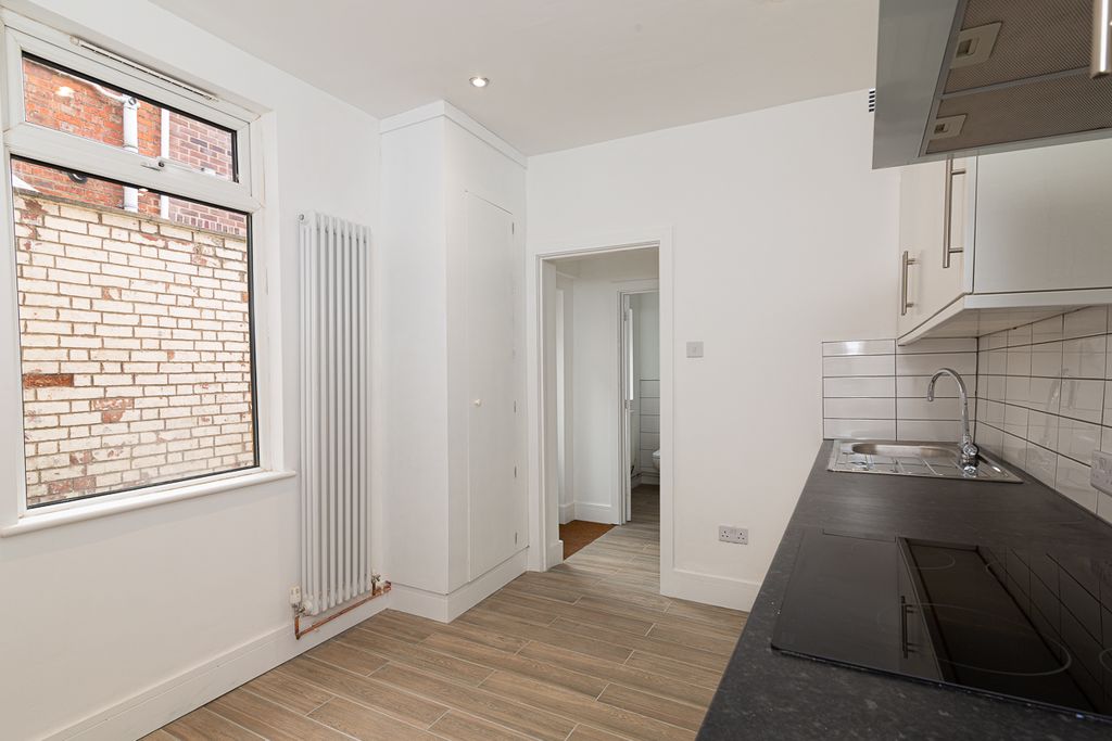 Property photo 3 of 16 174Victoriarddownlowres8185