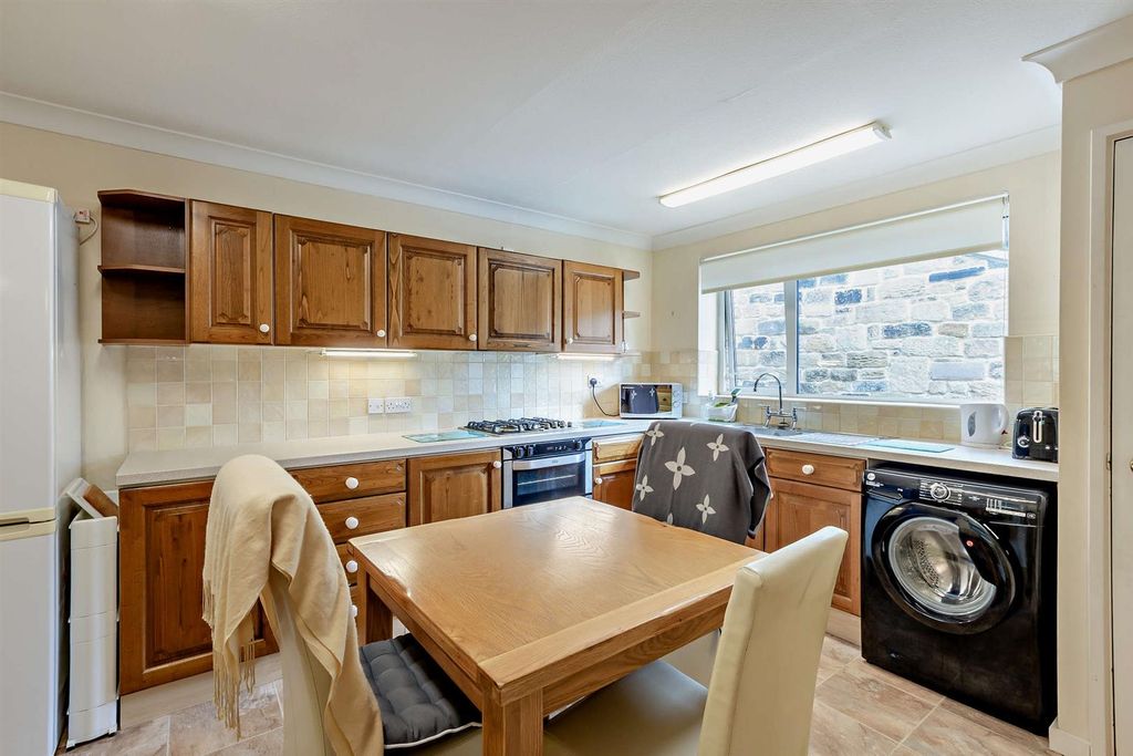 Property photo 2 of 16 8694797-Interior02-800.Jpg