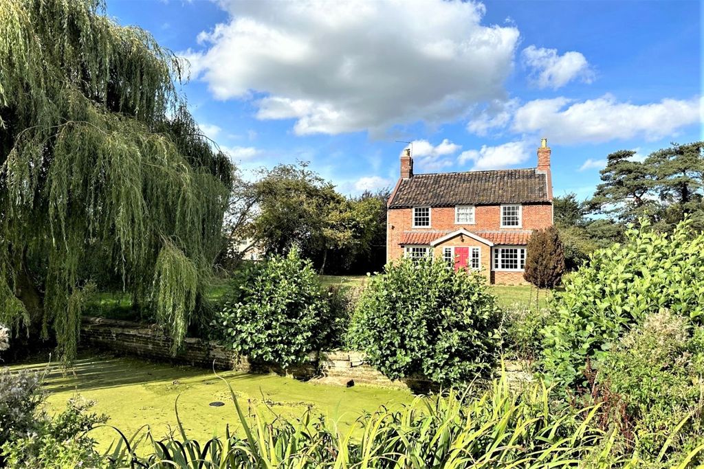 Property photo 1 of 18 Beautiful Farmhouse Set In Huge Gardens