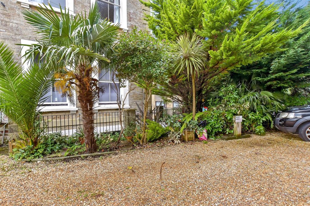 Property photo 1 of 7 Front Garden