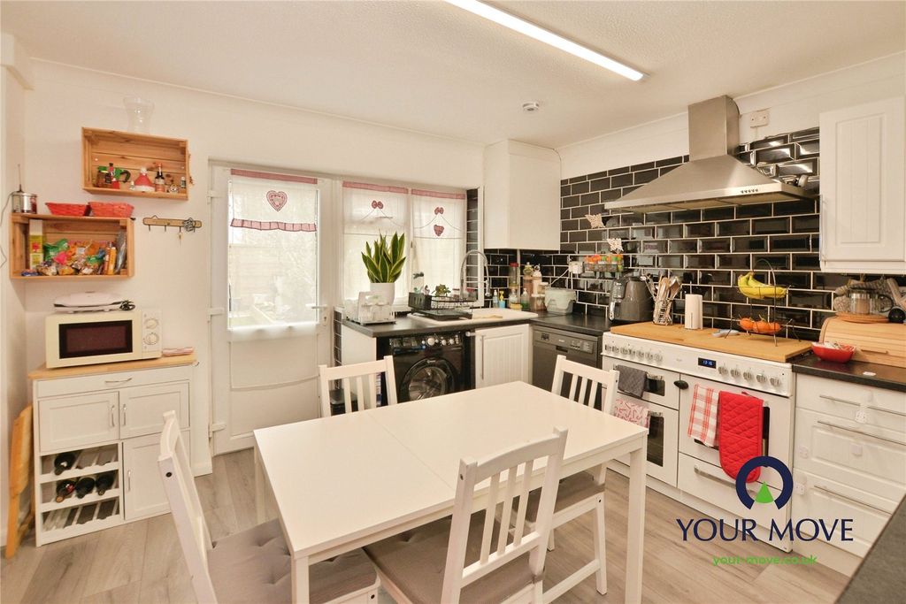 Property photo 3 of 18 Kitchen/Breakfast