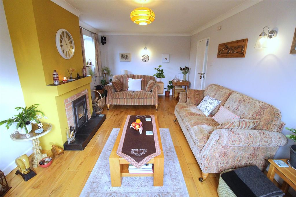 Property photo 3 of 21 Lounge