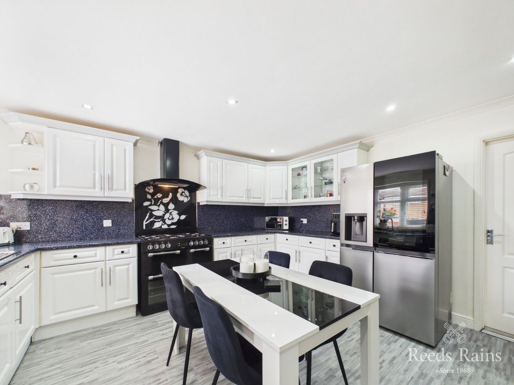 Property photo 3 of 25 Kitchen/Dining Room