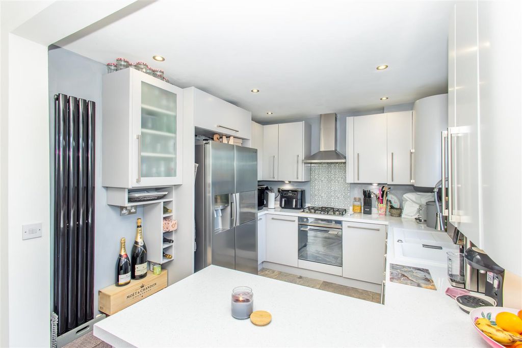 Property photo 3 of 26 Kitchen