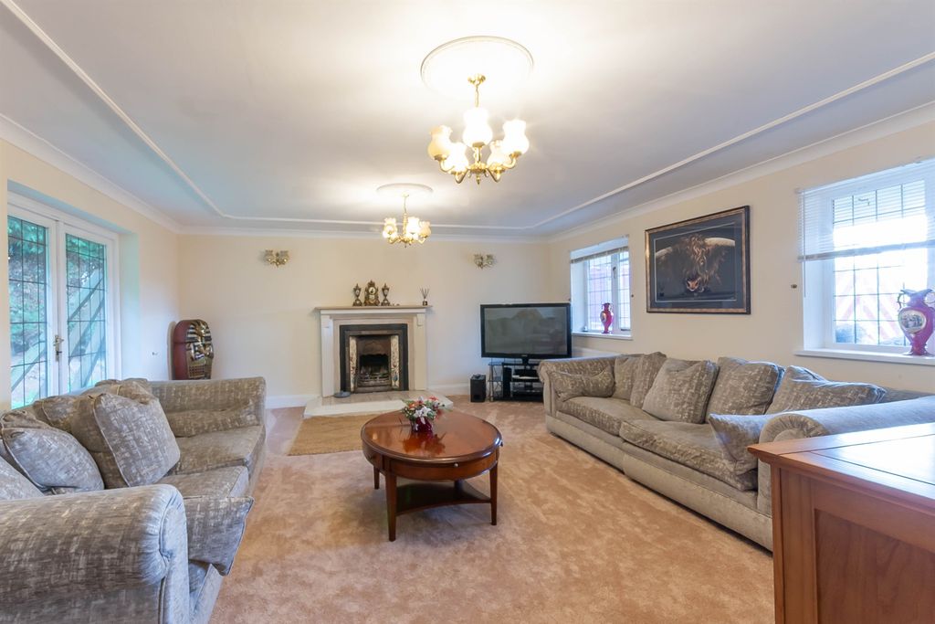 Property photo 3 of 19 Lounge