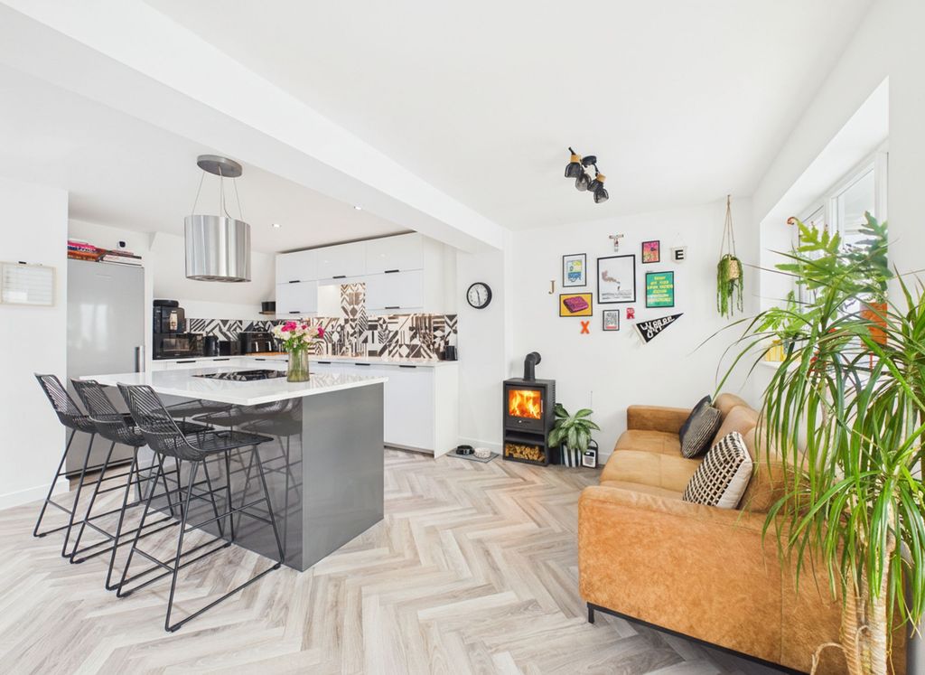 Property photo 2 of 23 Open-Plan Living Kitchen